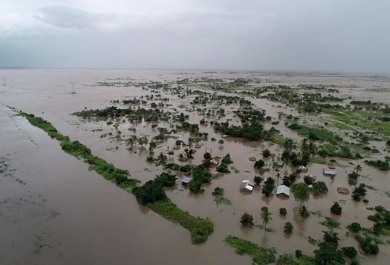 Der Zyklon "Idia" hinterlässt in Mosambik verwüstete Landstriche. Die Hafenstadt steht in Teilen unter Wasser.