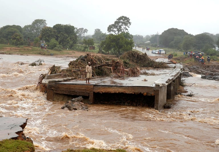 Flut zerstört Straßen in Mosambik.