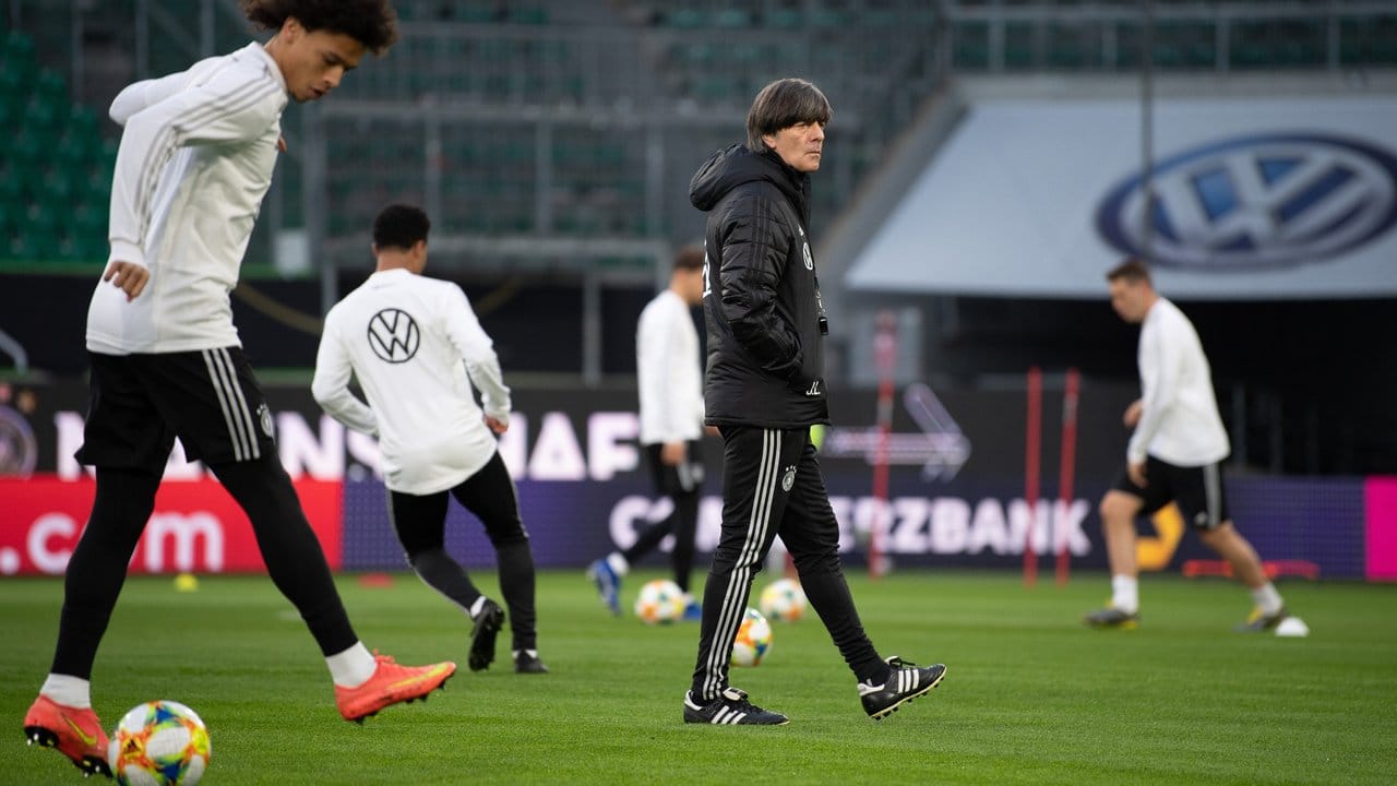 Bundestrainer Joachim Löw beobachtet das Training der deutschen Nationalspieler.