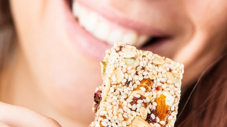 Nicht zwingend kalorienarm - aber besser als ein Schokoriegel: Müsliriegel sind ein guter Snack für zwischendurch.