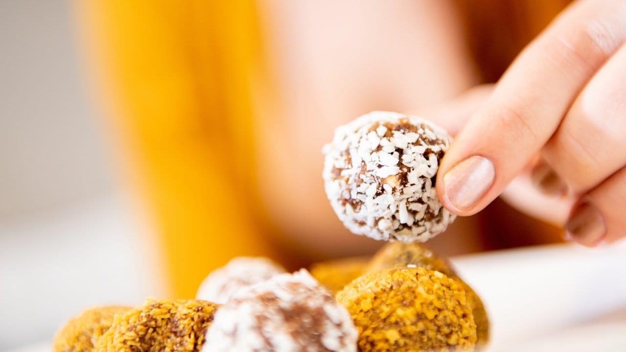 Nährstoffreiche Kalorienbomben: Energy Balls sind für den Körper besser als Schokopralinen.