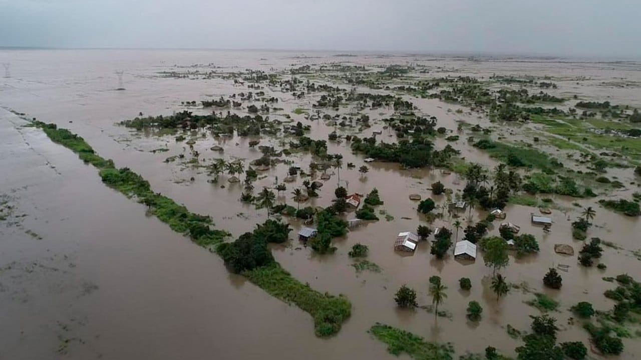 Nach dem schweren Tropensturm sind im Zentrum Mosambiks Flüsse dramatisch über die Ufer getreten.