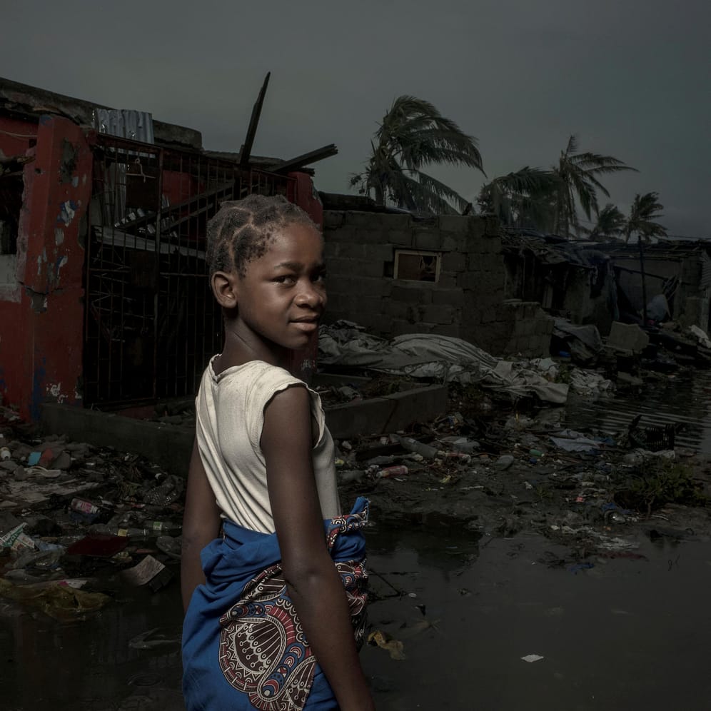 Ein Kind steht vor den Trümmern in der Stadt Beira in Mosambik.