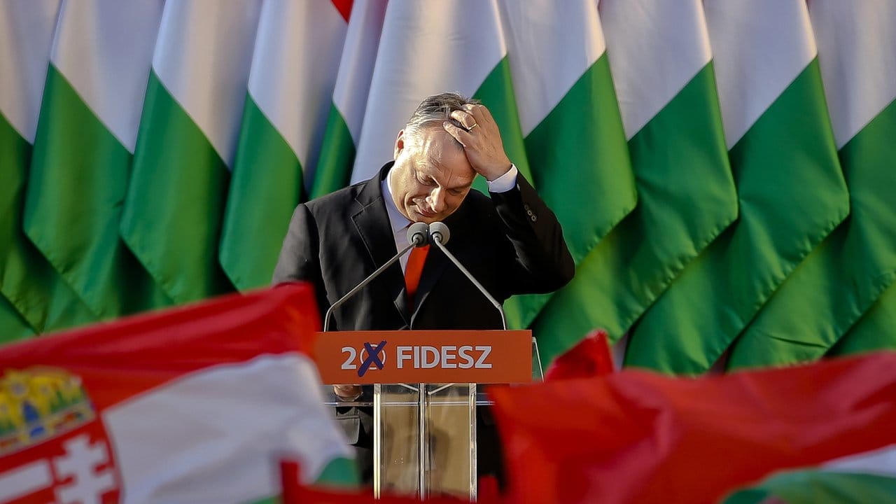 Mehr als ein Dutzend der EVP-Parteien haben den Ausschluss oder eine Suspendierung der Fidesz-Partei gefordert.