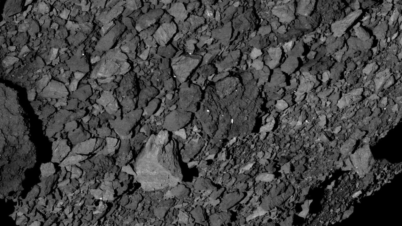 Die Oberfläche des Asteroiden Bennu auf der südlichen Halbkugel aus einer Entfernung von etwa fünf Kilometern.