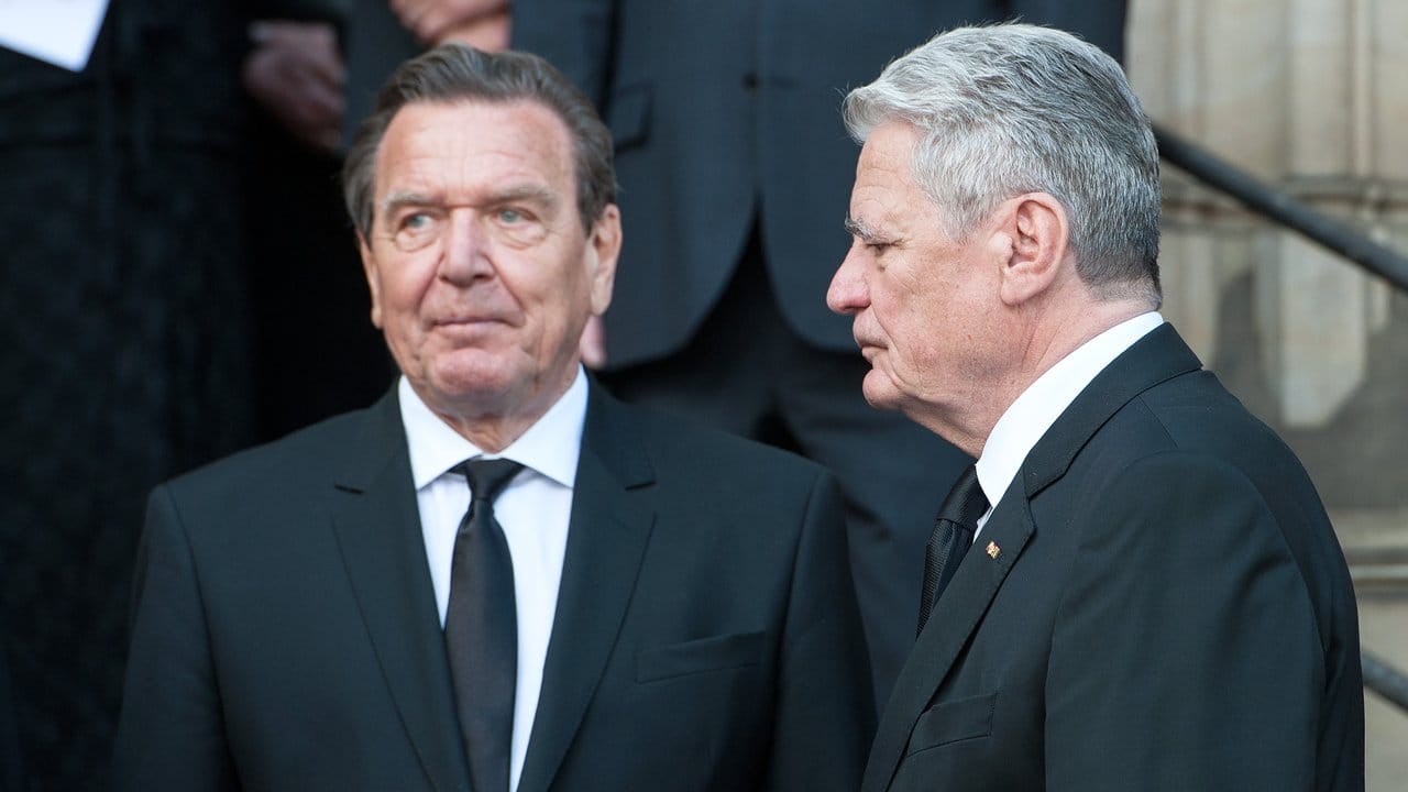 Altbundeskanzler Gerhard Schröder und Ex-Bundespräsident Joachim Gauck beim Staatsakt für den verstorbenen, ehemaligen Bremer Bürgermeister Hans Koschnick.