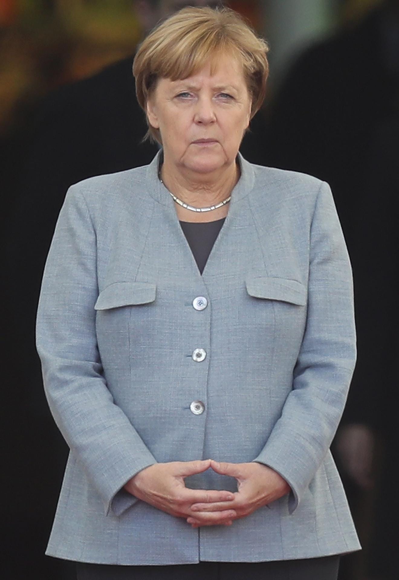 Angela Merkel in Steingrau.