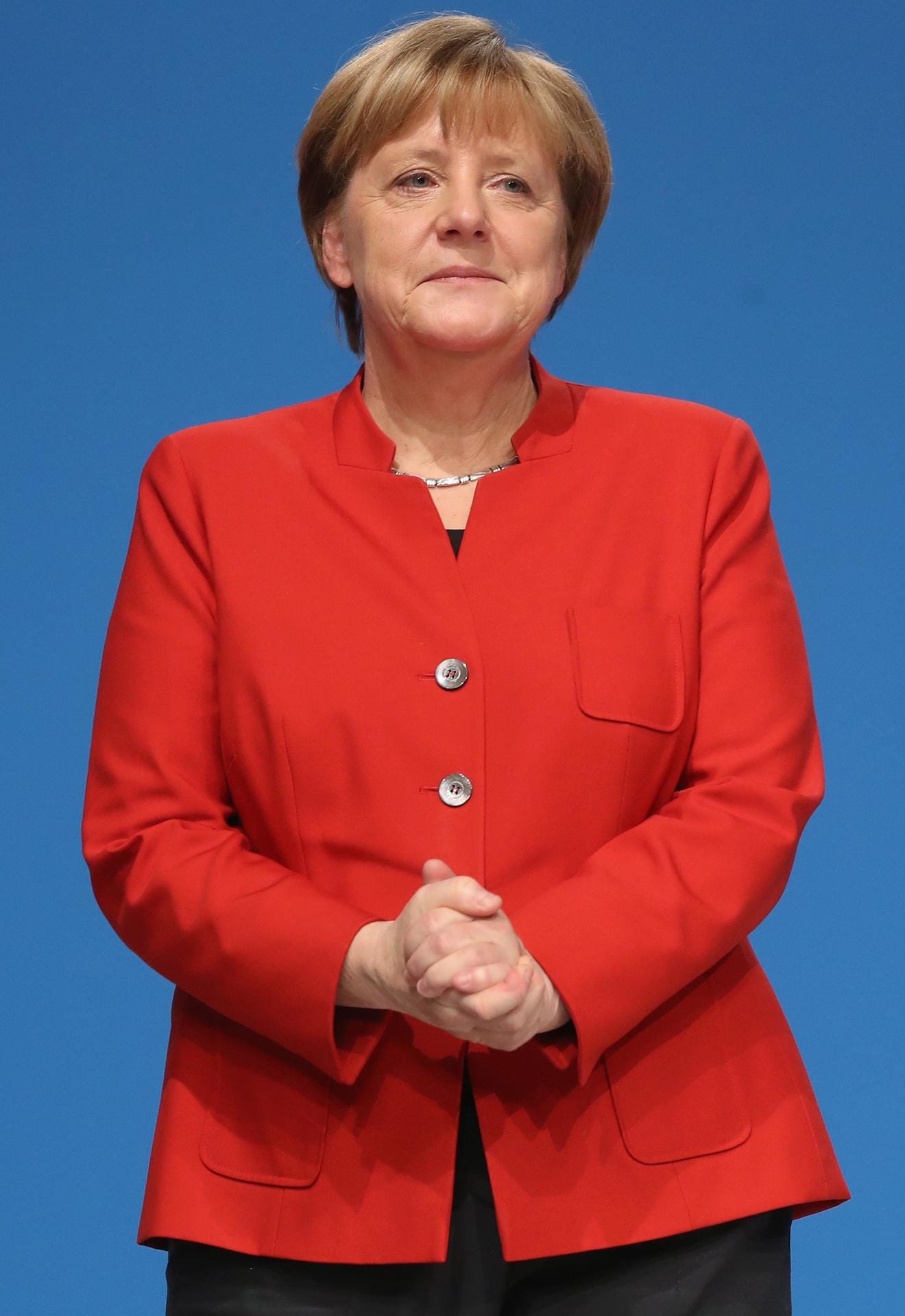 Angela Merkel in Verkehrsrot.