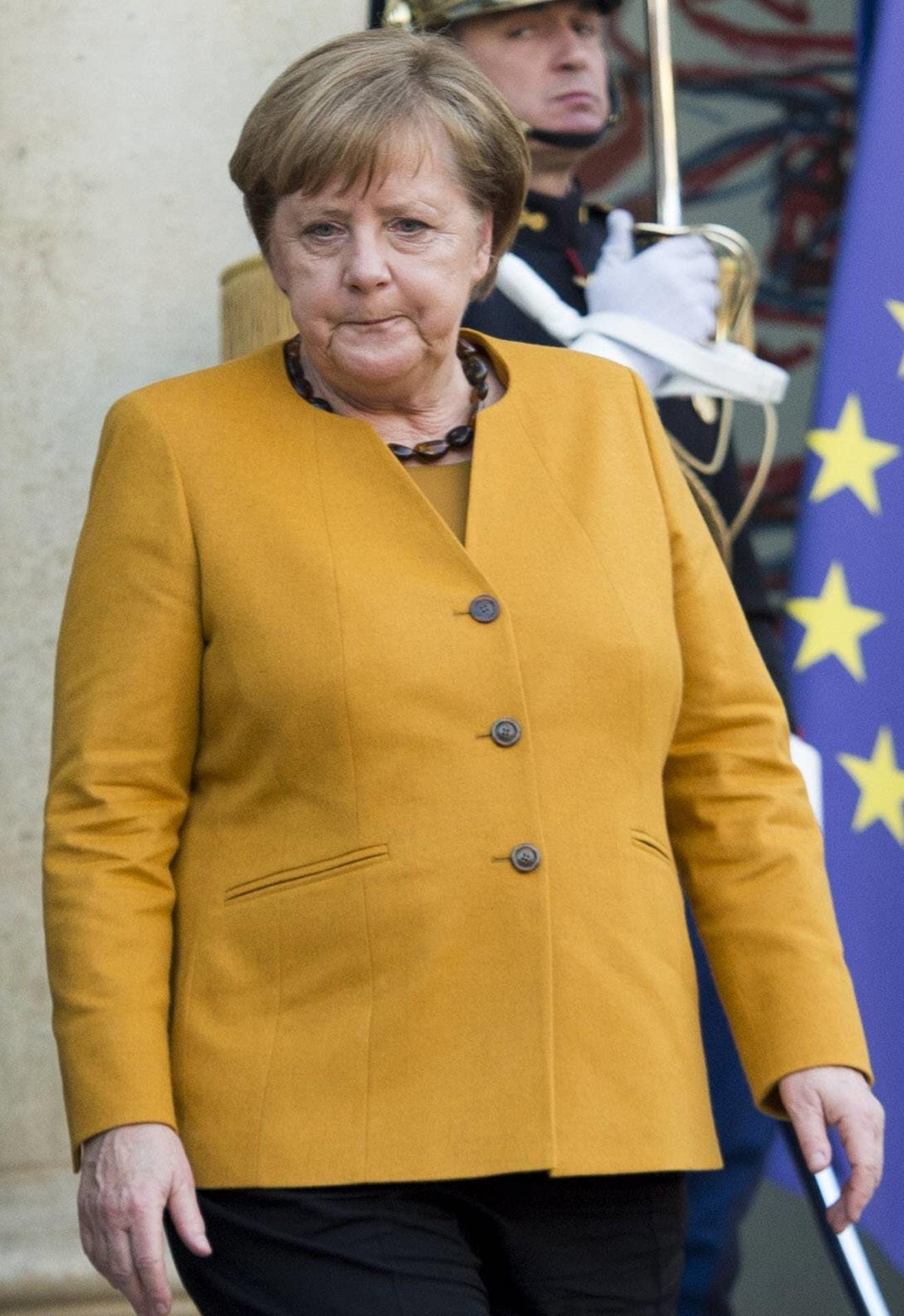 Angela Merkel in Honiggelb.