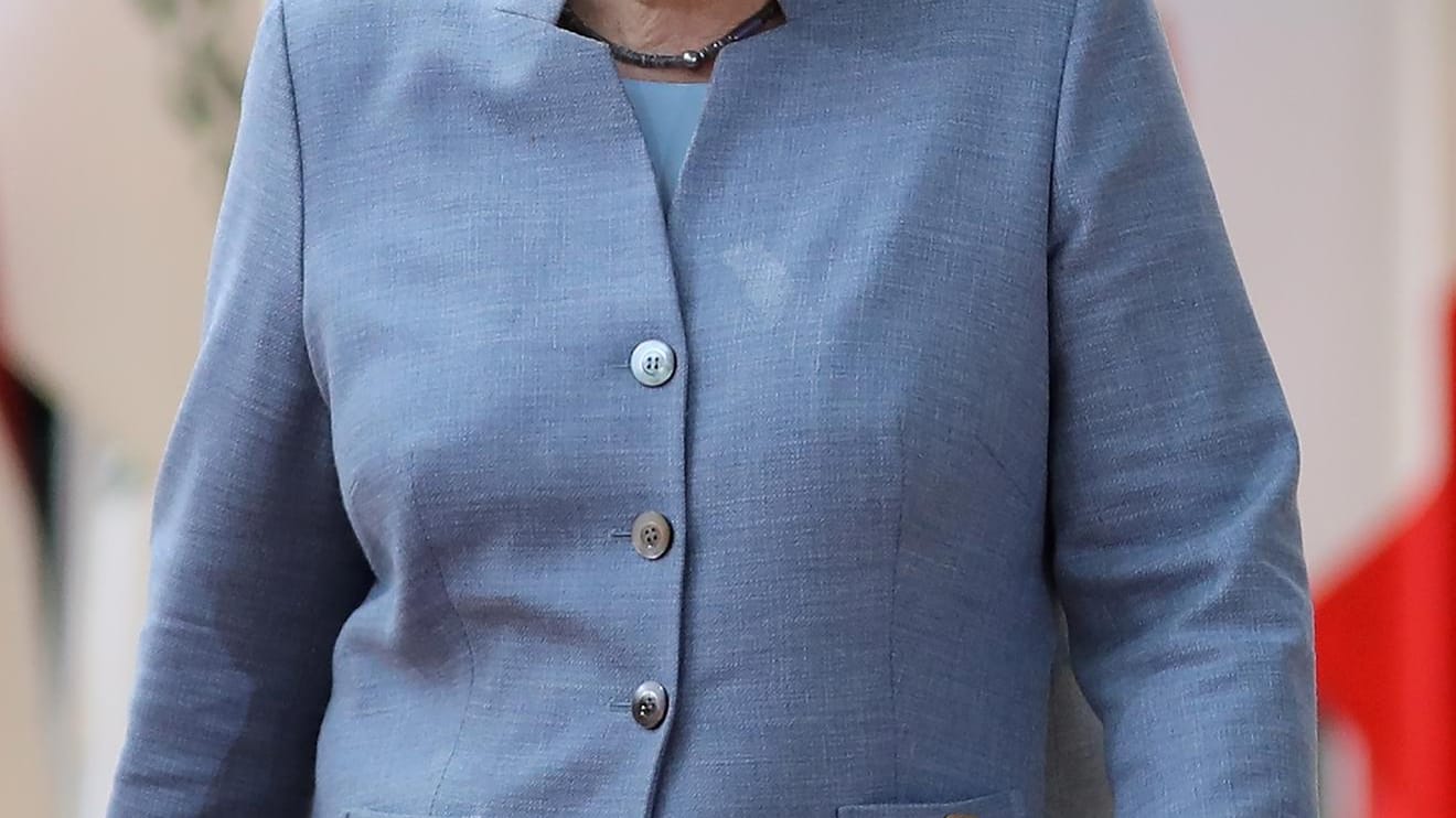 Angela Merkel in Graublau.