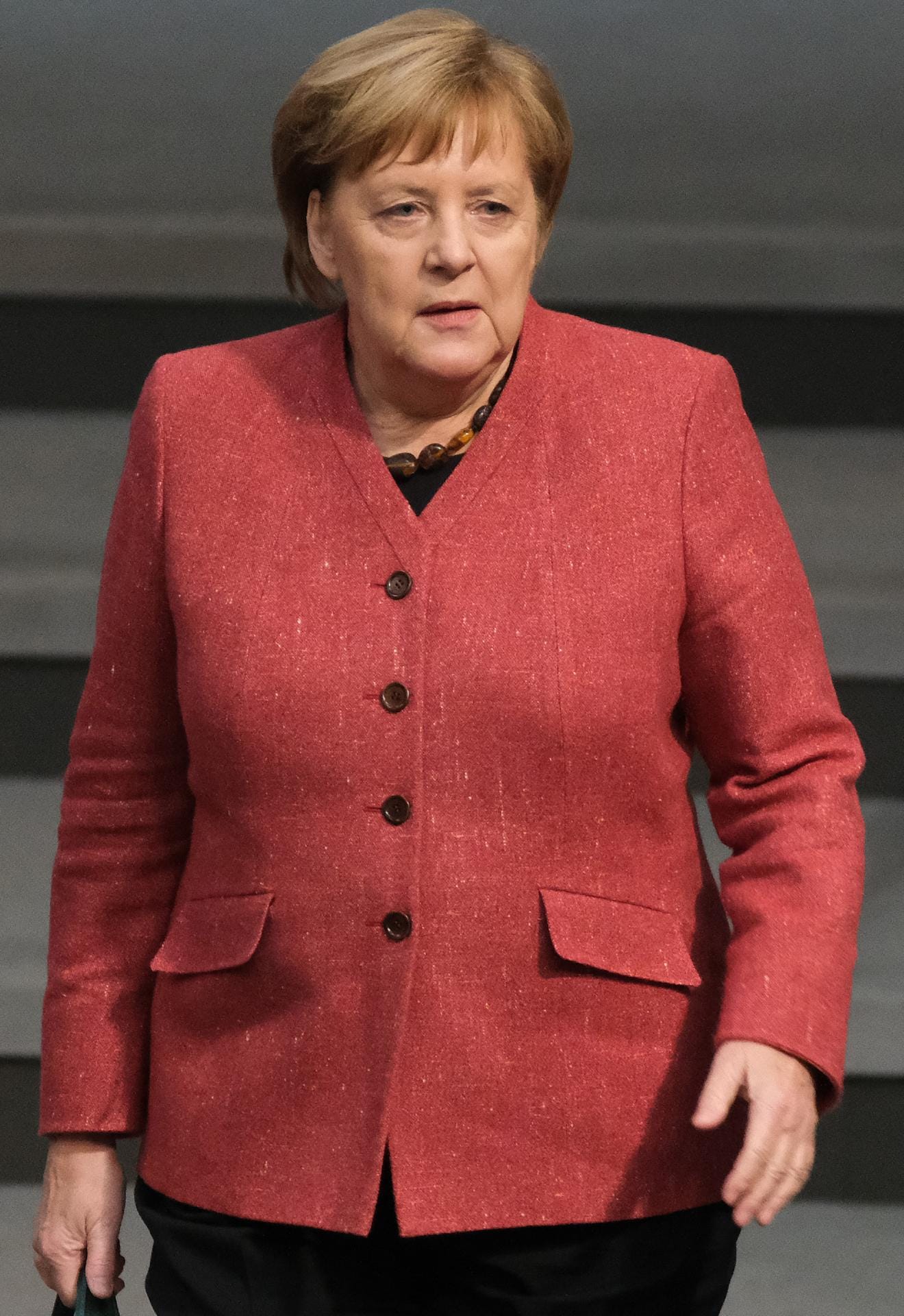 Angela Merkel in Korallrot.