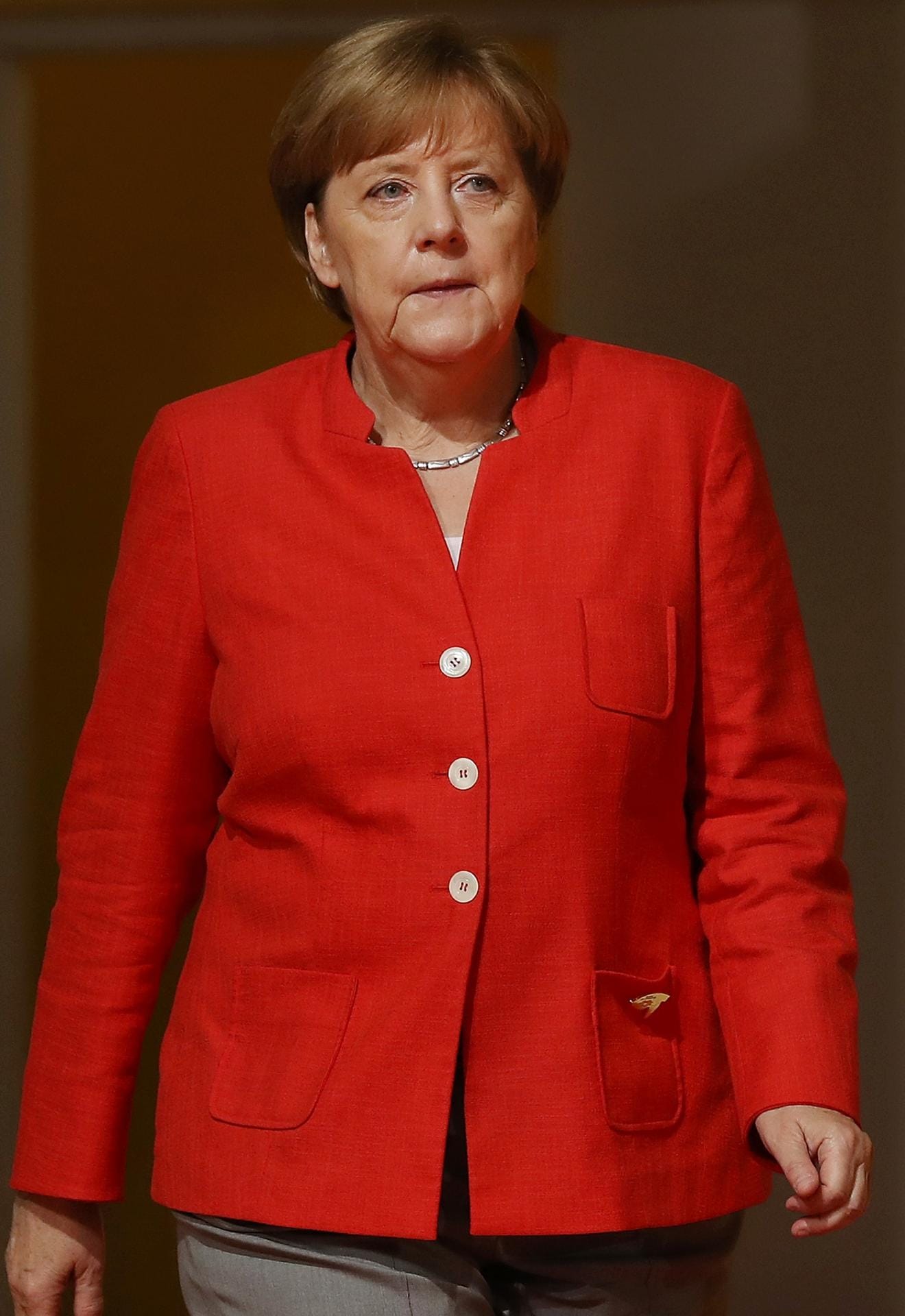 Angela Merkel in Verkehrsrot.