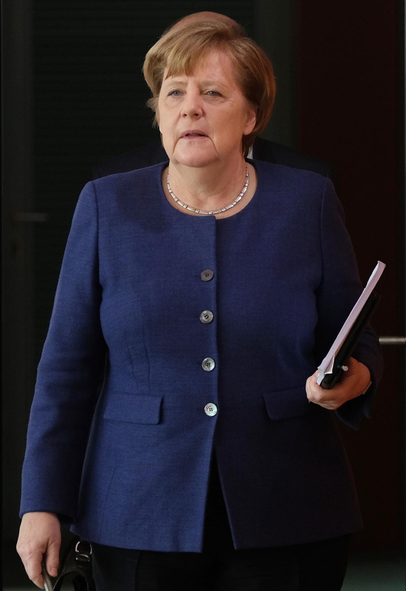 Angela Merkel in Marineblau.