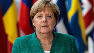 Angela Merkel in Opalgrün.