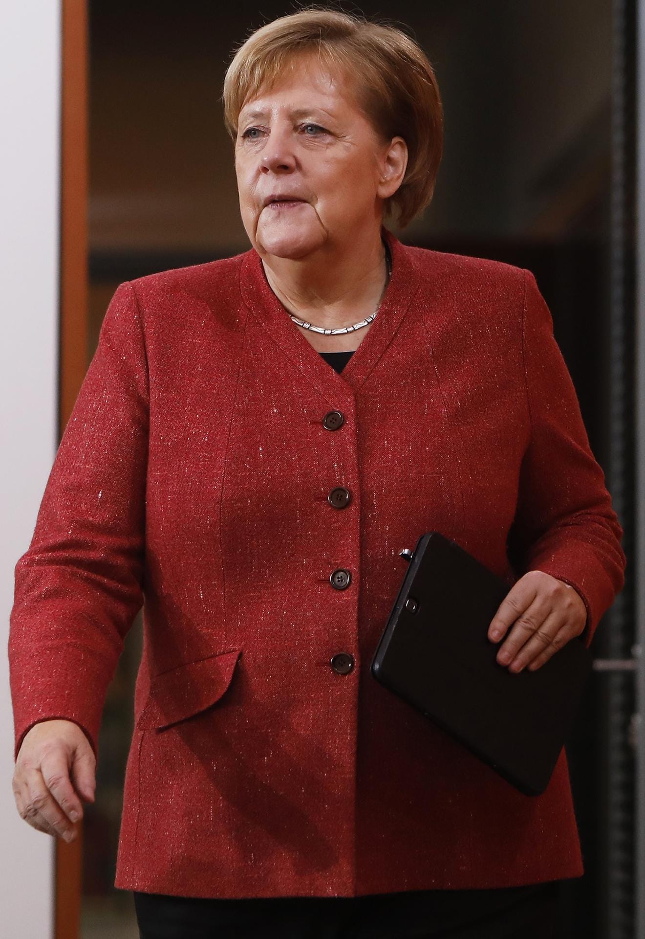 Angela Merkel in Kaminrot.