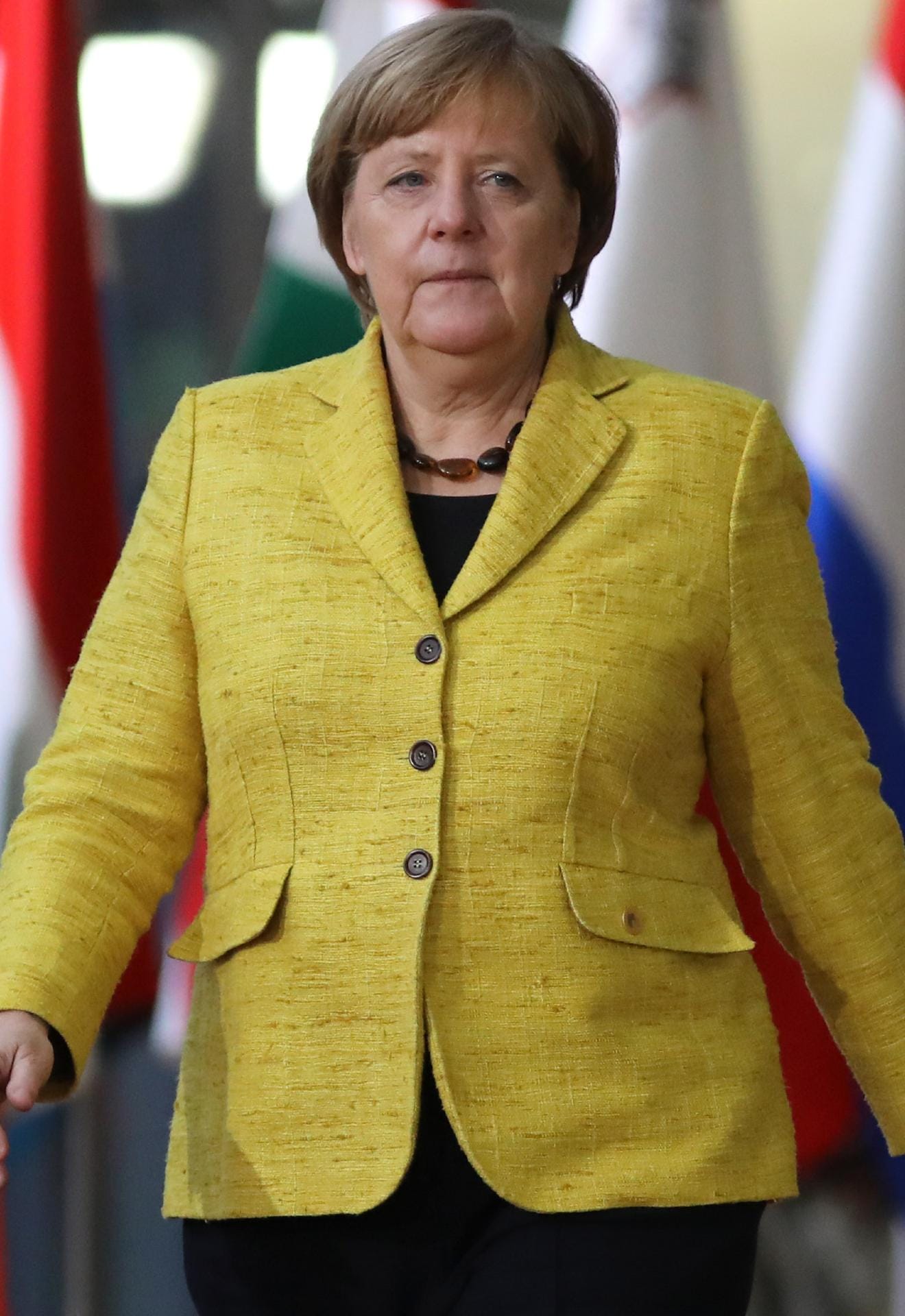Angela Merkel in Rapsgelb.