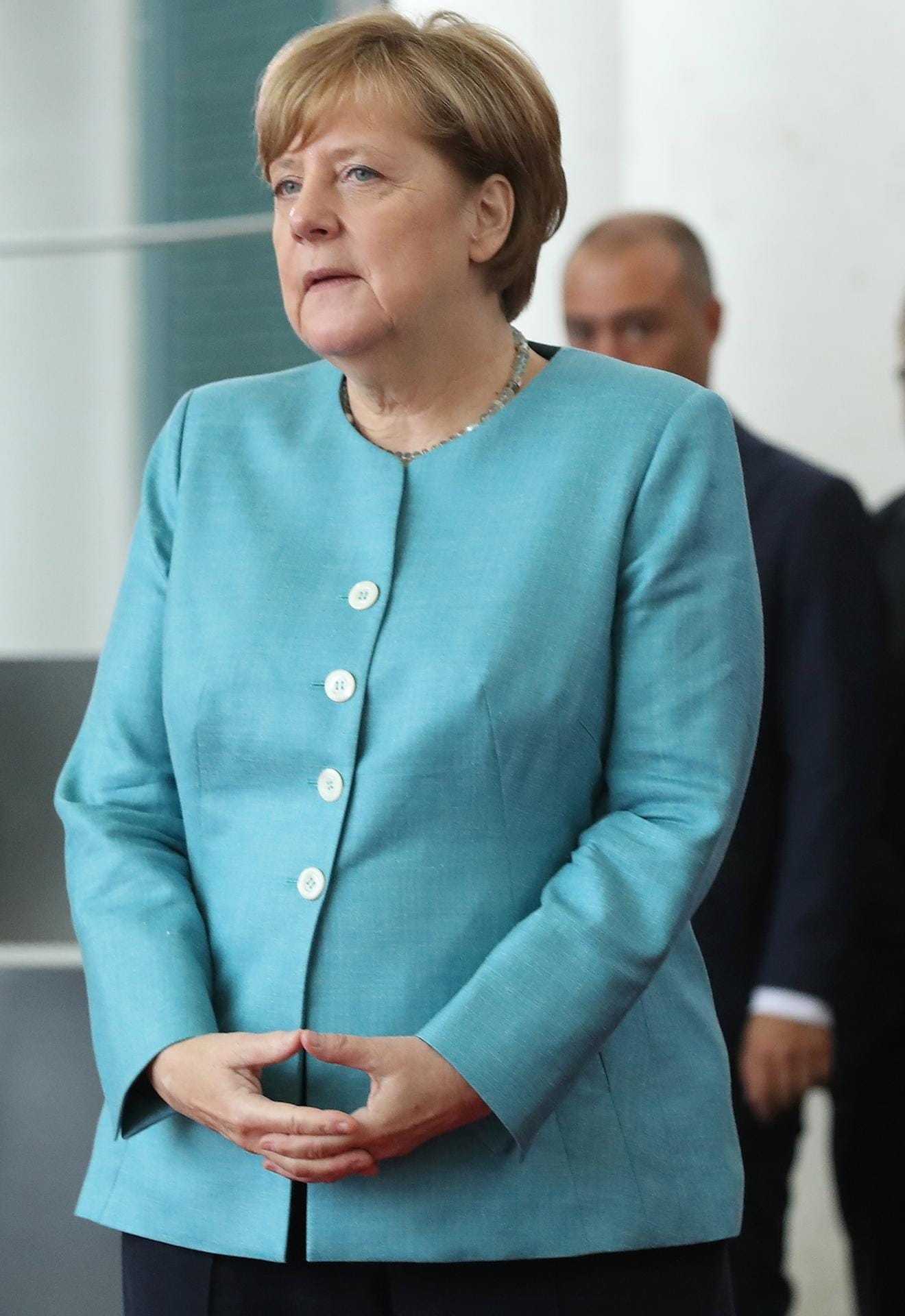 Angela Merkel in Wasserblau.