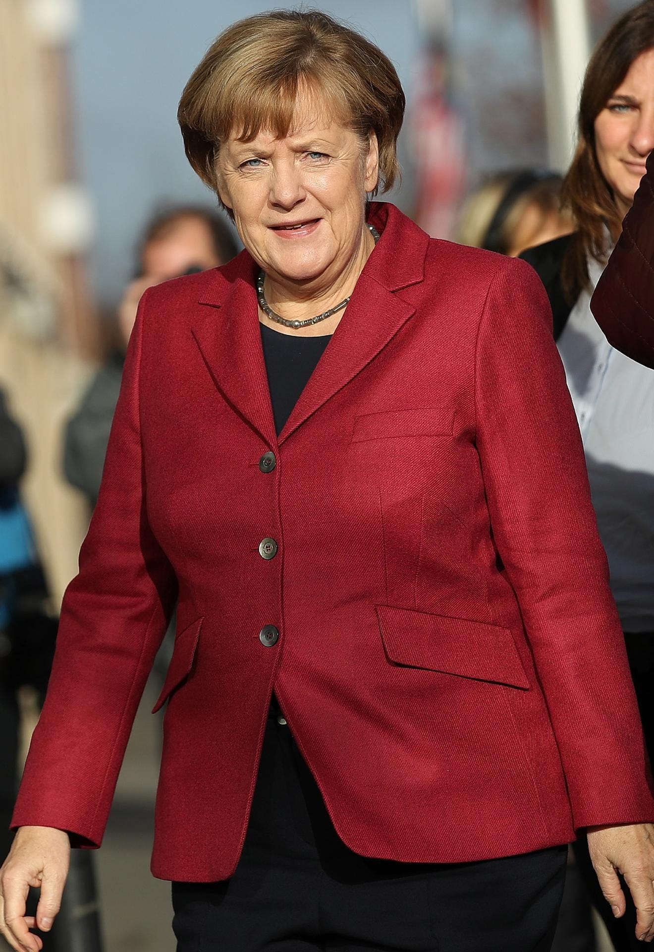 Angela Merkel in Feuerrot.