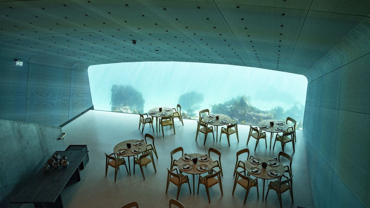Blick in den Speisesaal des Unterwasserrestaurants "Under" an der Südküste Norwegens.