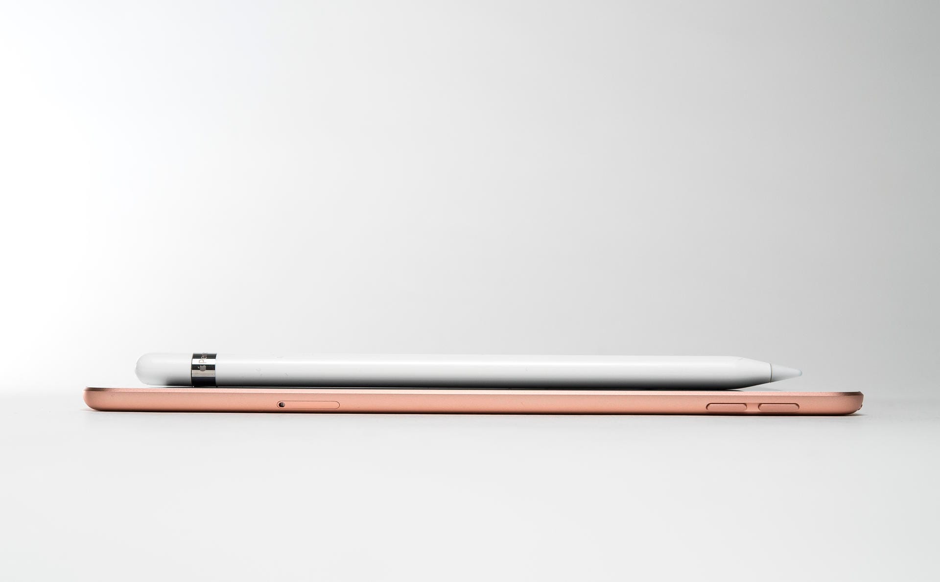 iPad mini liegend mit Apple Pencil: Den optional erhältlichen Apple Pencil (99 Euro) müssen Nutzer des iPad mini am Lightning-Stecker des Tablets laden.