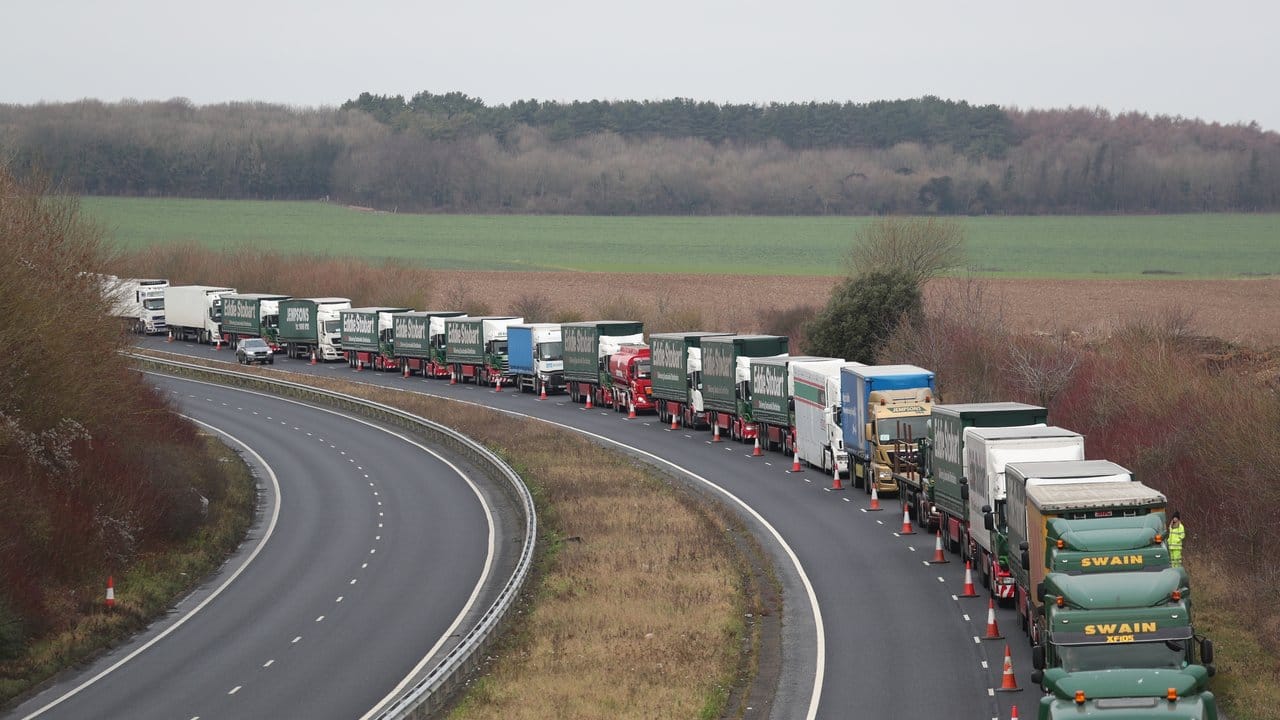 Lastwagen auf der A526 außerhalb von Dover: Die britiscche Regierung testet jede Möglichkeit, das Brexit-Chaos zu begrenzen.