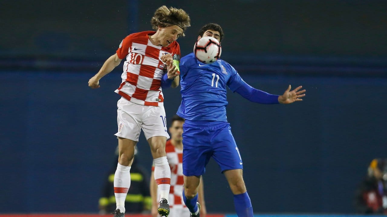 Kroatiens Luka Modric (l) beim Luftduell mit Ramil Sheydaev aus Aserbaidschan.
