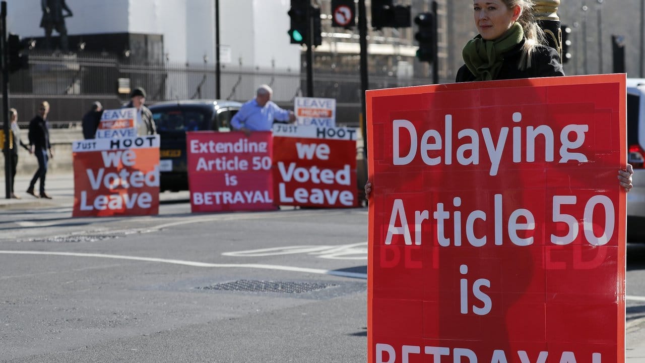 Pro-Brexit-Demonstranten vor dem britischen Parlament: "Verschieben des Artikel 50 ist Betrug".