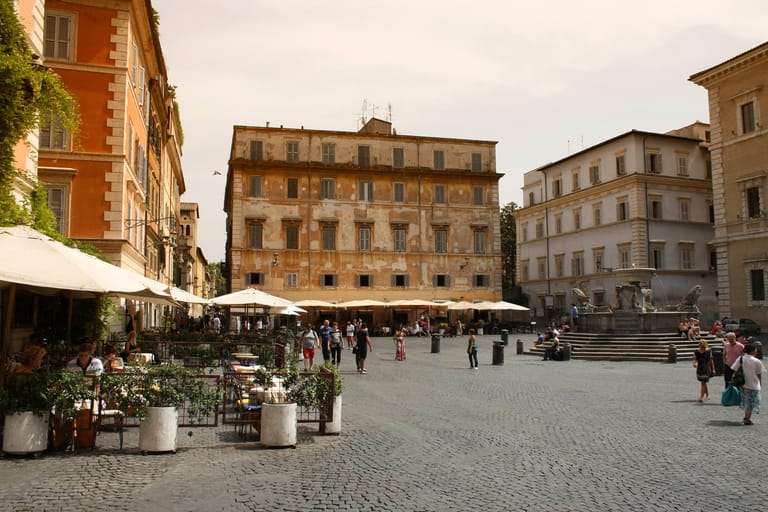 Piazza Farnese: Wer im hektischen Trubel Roms eine Verschnaufpause braucht, ist auf der Piazza Farnese richtig. Sie ist eine ruhige Oase zwischen dem Campo dei Fiori und der Piazza Navona.