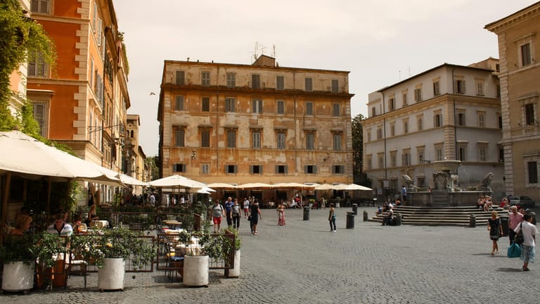 Piazza Farnese: Wer im hektischen Trubel Roms eine Verschnaufpause braucht, ist auf der Piazza Farnese richtig. Sie ist eine ruhige Oase zwischen dem Campo dei Fiori und der Piazza Navona.