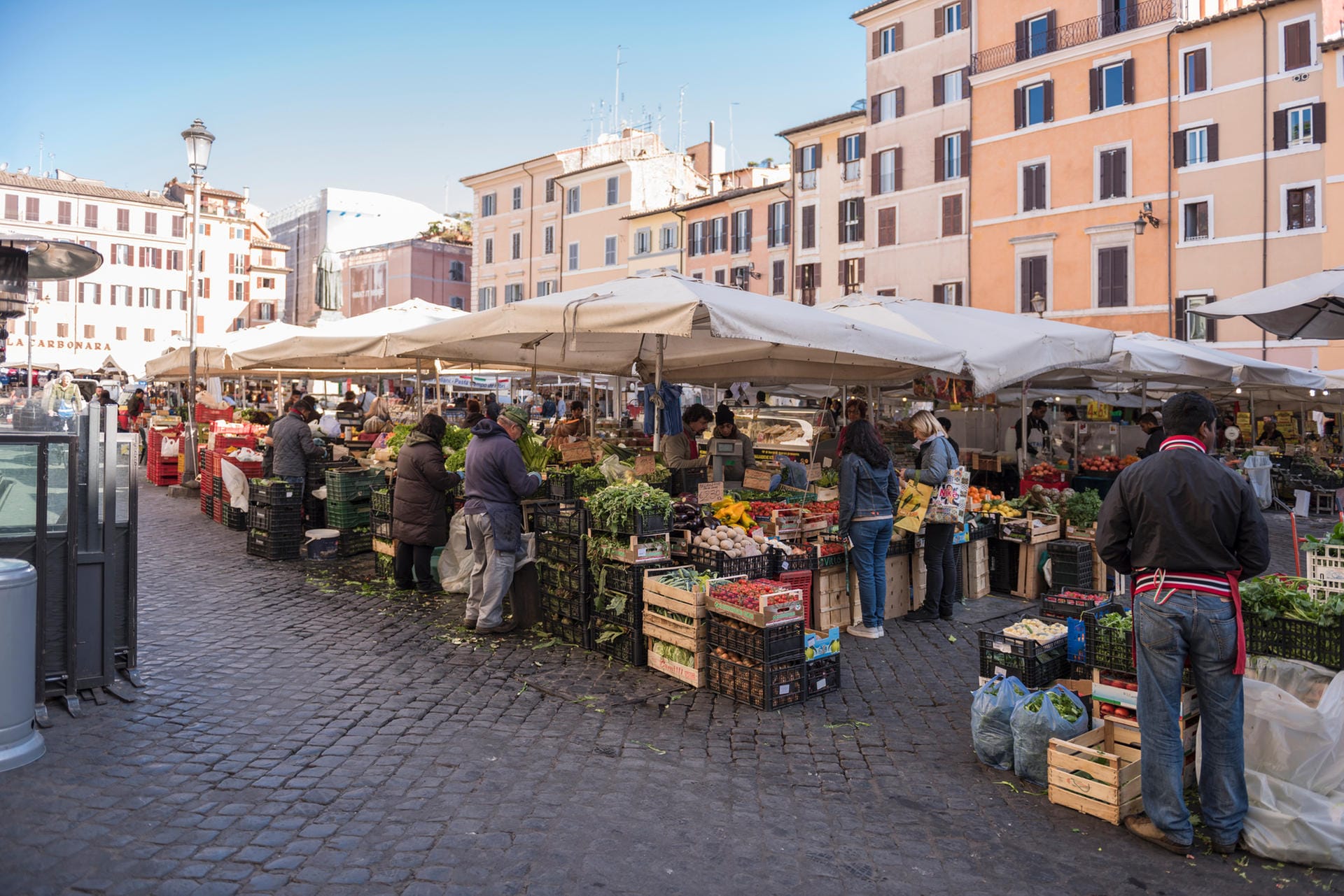 Campo dei Fiori: Wer ausgefallene Souvenirs oder lokale Köstlichkeiten kaufen möchte, ist auf dem Campo dei Fiori richtig.