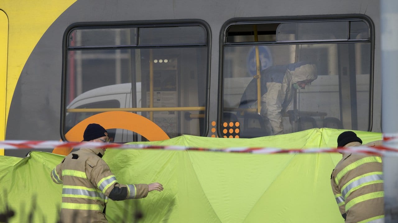Ein Forensik-Experte sucht nach dem Anschlag in der Straßenbahn nach Spuren.