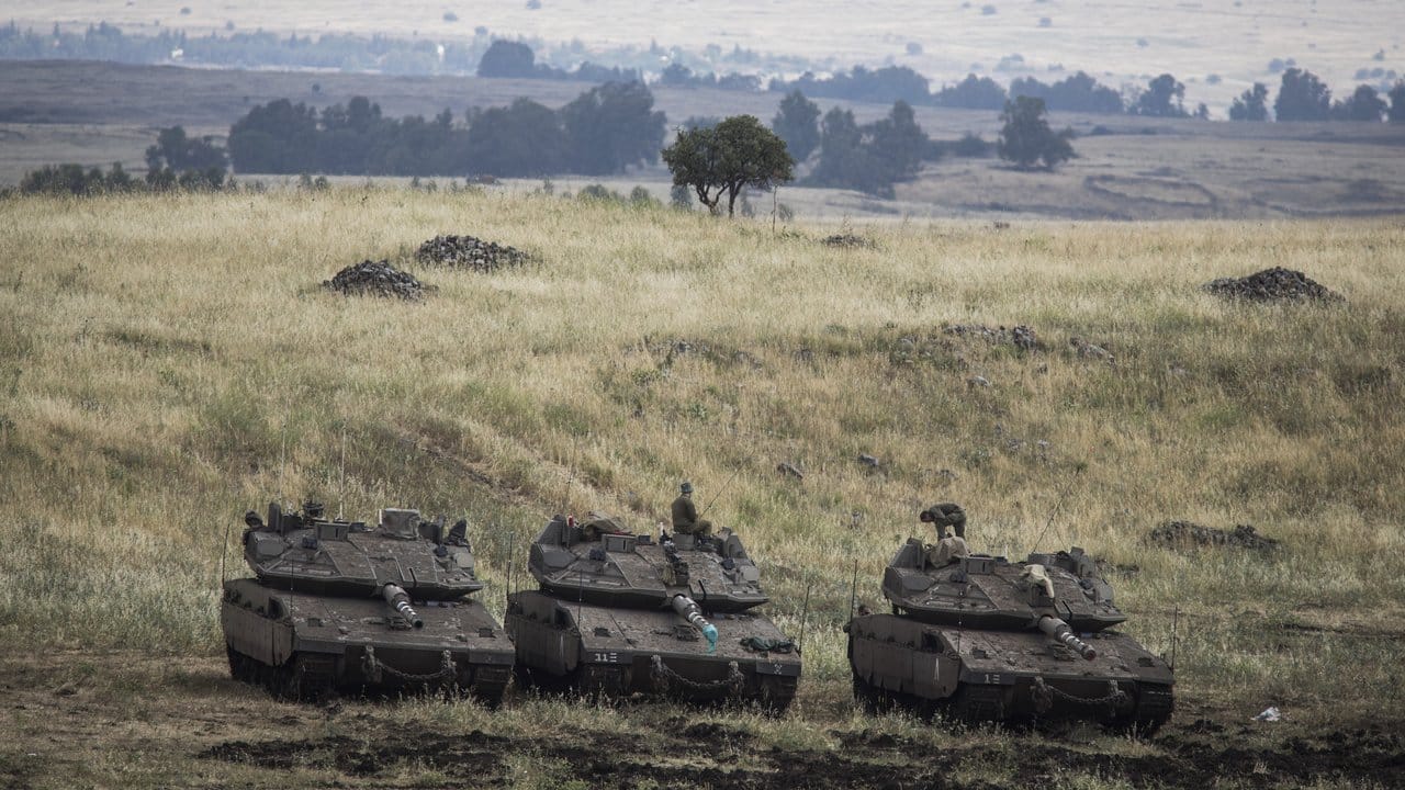 Israelische Merkava-Kampfpanzer sind auf den Golanhöhen nahe der syrischen Grenze positioniert.