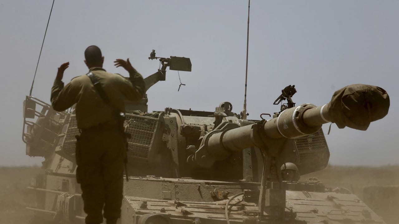 Waffenstarrendes Gebiet: Ein israelischer Soldat lotst ein Panzerfahrzeug im von Israel kontrollierten Teil der Golanhöhen nahe der Grenze zu Syrien.