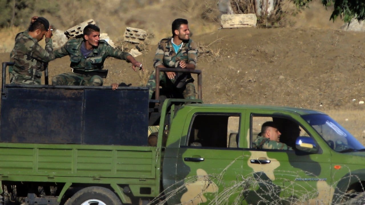 Syrische Soldaten auf dem Weg zum Grenzübergang Quneitra zwischen Syrien und den von Israel kontrollierten Golanhöhen.