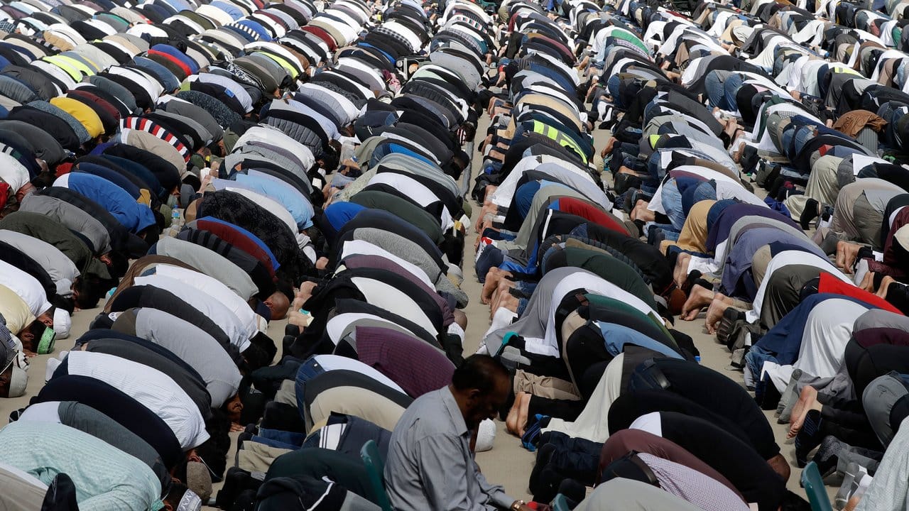 Muslime während der Freitagsgebete in Christchurch: Mit zwei Schweigeminuten gedachte Neuseeland der 50 Todesopfer des rassistisch motivierten Anschlags.