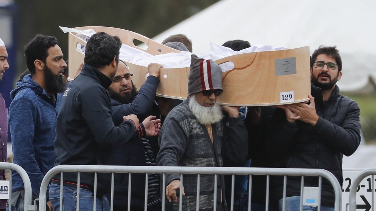 Trauernde tragen den Sarg eines Christchurch-Opfers zu seiner letzten Ruhestätte.