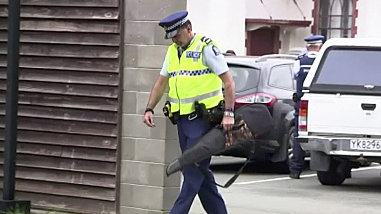 Das Videostandbild zeigt einen Polizisten mit einer Waffe, die von einem Bürger freiwillig abgegeben wurde.
