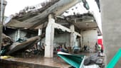 Auch in einem zerstörten Gebäude warten viele Menschen noch auf Hilfe. Der Zyklon hat vielen ihre Lebensgrundlage geraubt.