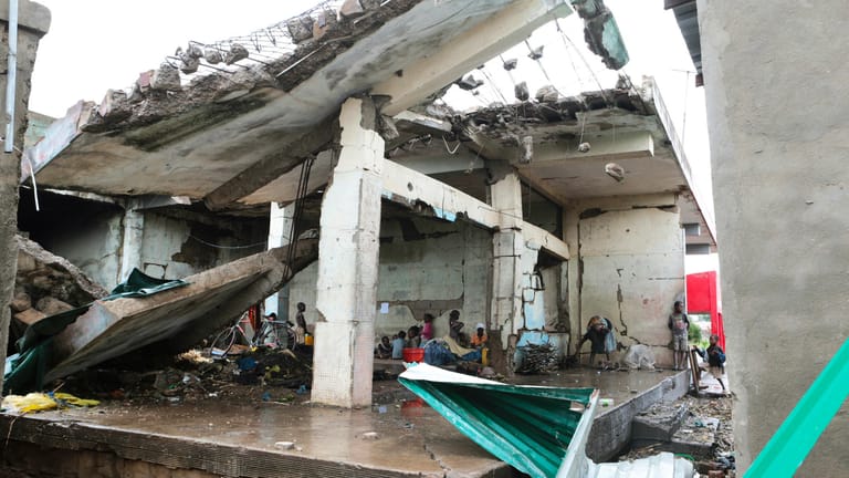 Auch in einem zerstörten Gebäude warten viele Menschen noch auf Hilfe. Der Zyklon hat vielen ihre Lebensgrundlage geraubt.