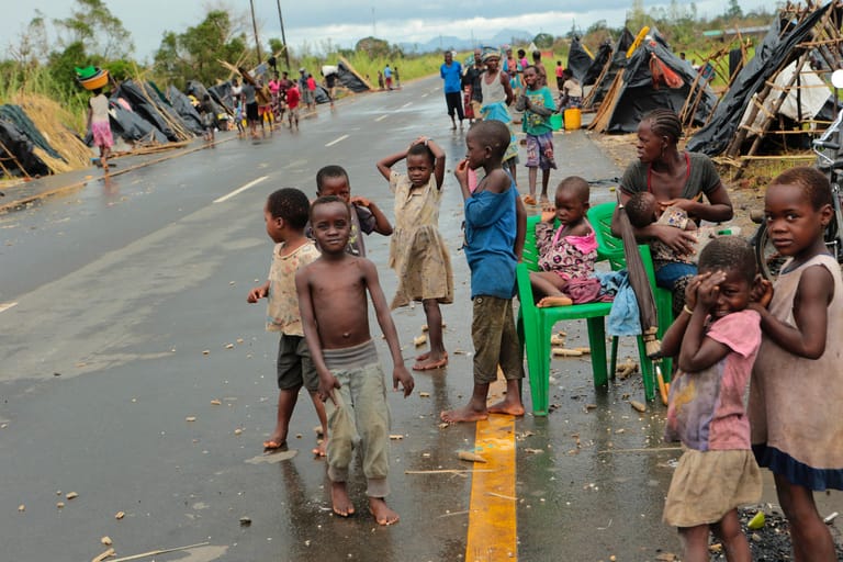 Überlebende des Zyklon "Idai" warten in einer provisorischen Zeltstadt am Straßenrand auf Hilfe. Unzählige verzweifelte Menschen warten eine Woche nach dem Durchzug des Zyklons "Idai" immer noch auf Nahrung und Trinkwasser.