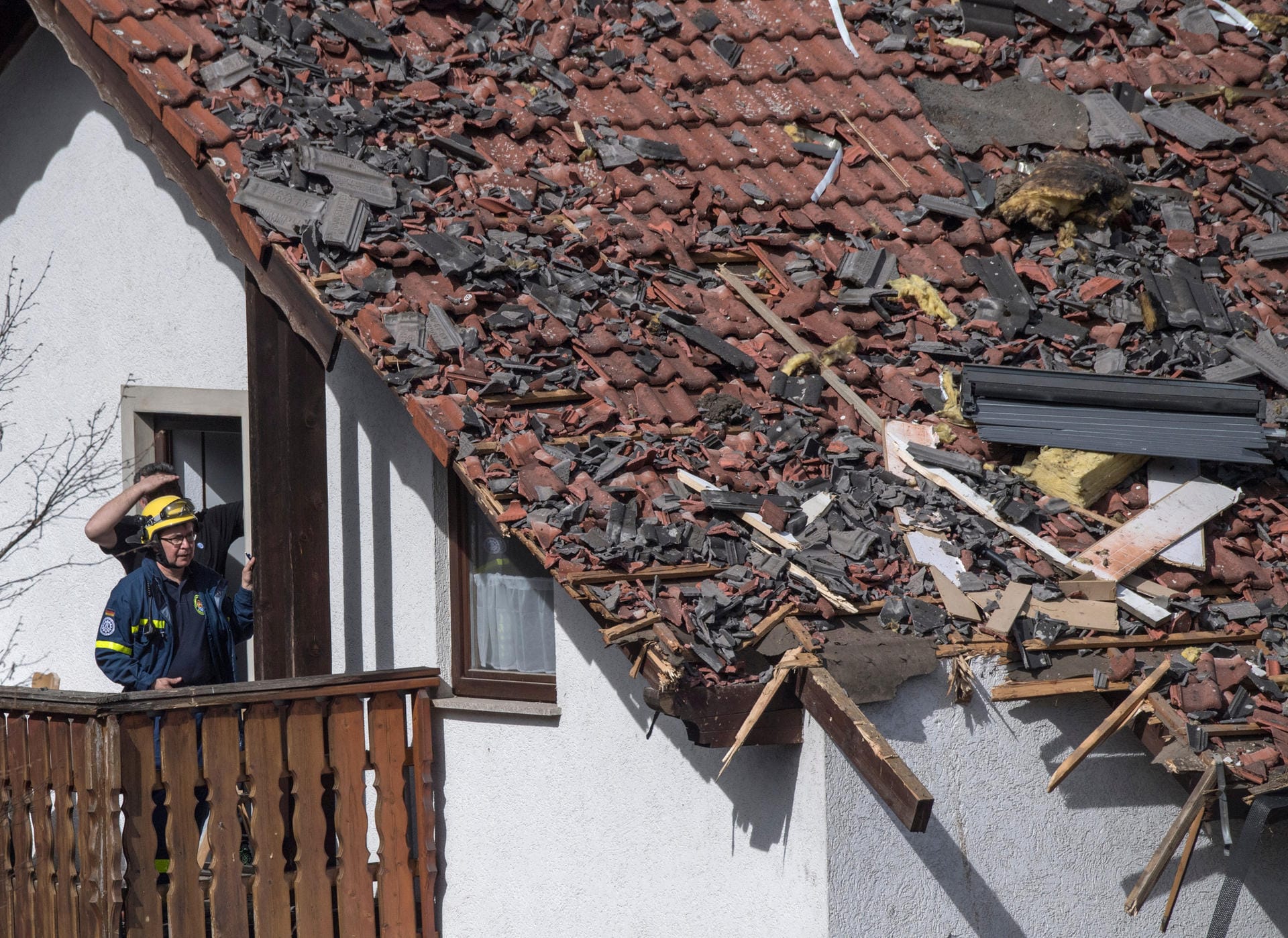 Ein Nachbarhaus wurde durch umherfliegende Trümmerteile bei der Explosion schwer beschädigt.