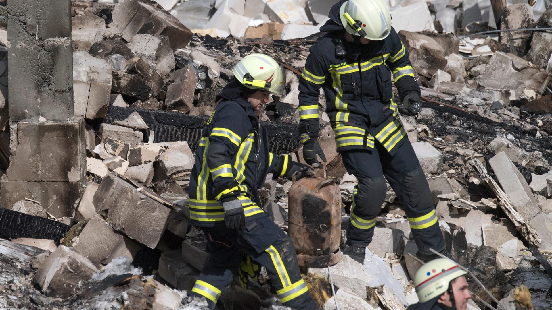 Das Haus wurde bis auf die Grundmauern zerstört. Der Bewohner des Hauses wird derzeit noch vermisst.