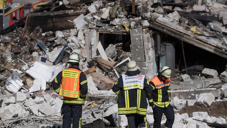 Feuerwehrleute vor den Trümmern: Das Haus sollte zwangsversteigert werden.