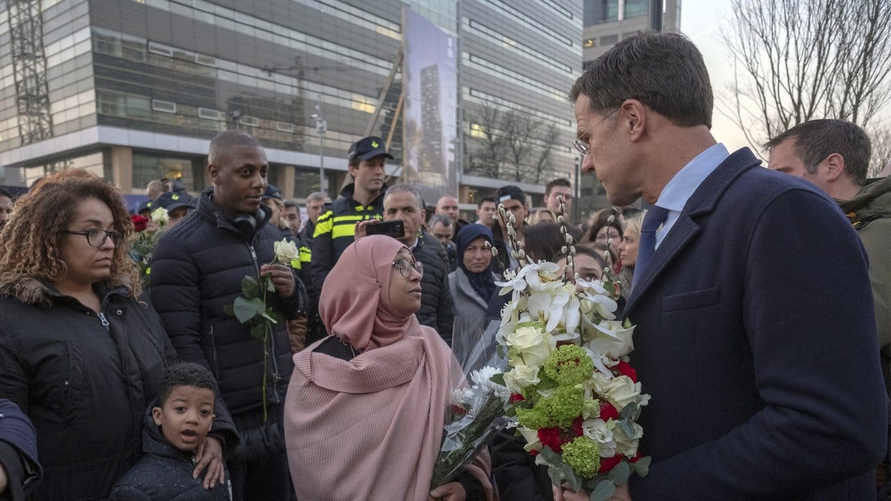 Der niederländische Ministerpräsident Mark Rutte nimmt an einem Schweigemarsch in Utrecht teil.