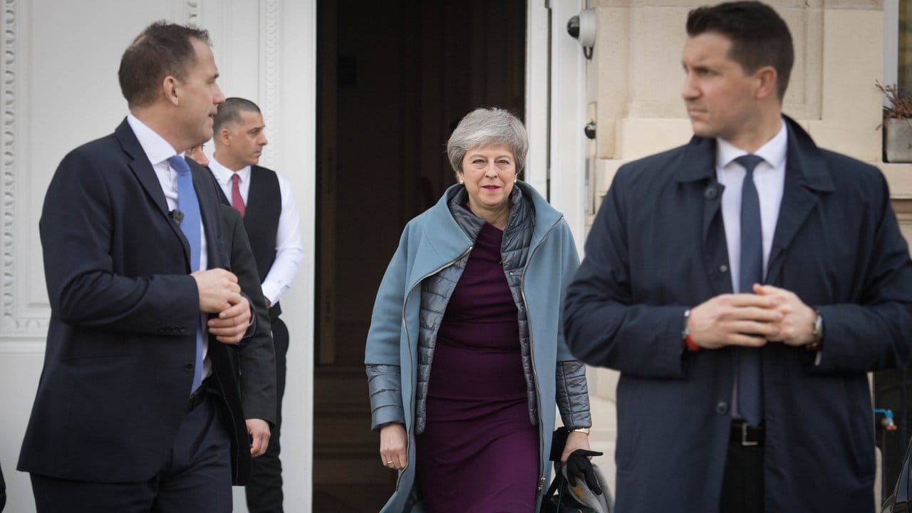Großbritanniens Premierministerin Theresa May verlässt den EU-Gipfel in Brüssel.