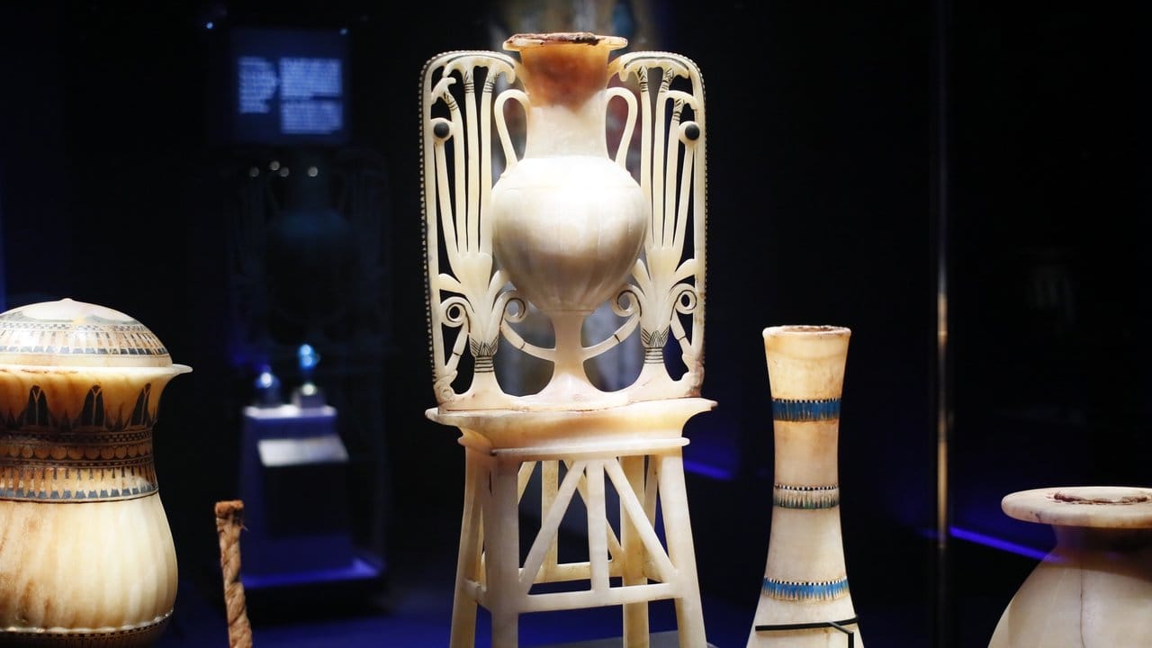 Eine Calcit-Vase mit Papyrus- und Lotusblüten-Design gehört zu den 150 Originalstücken, die in der Ausstellung zu sehen sind.