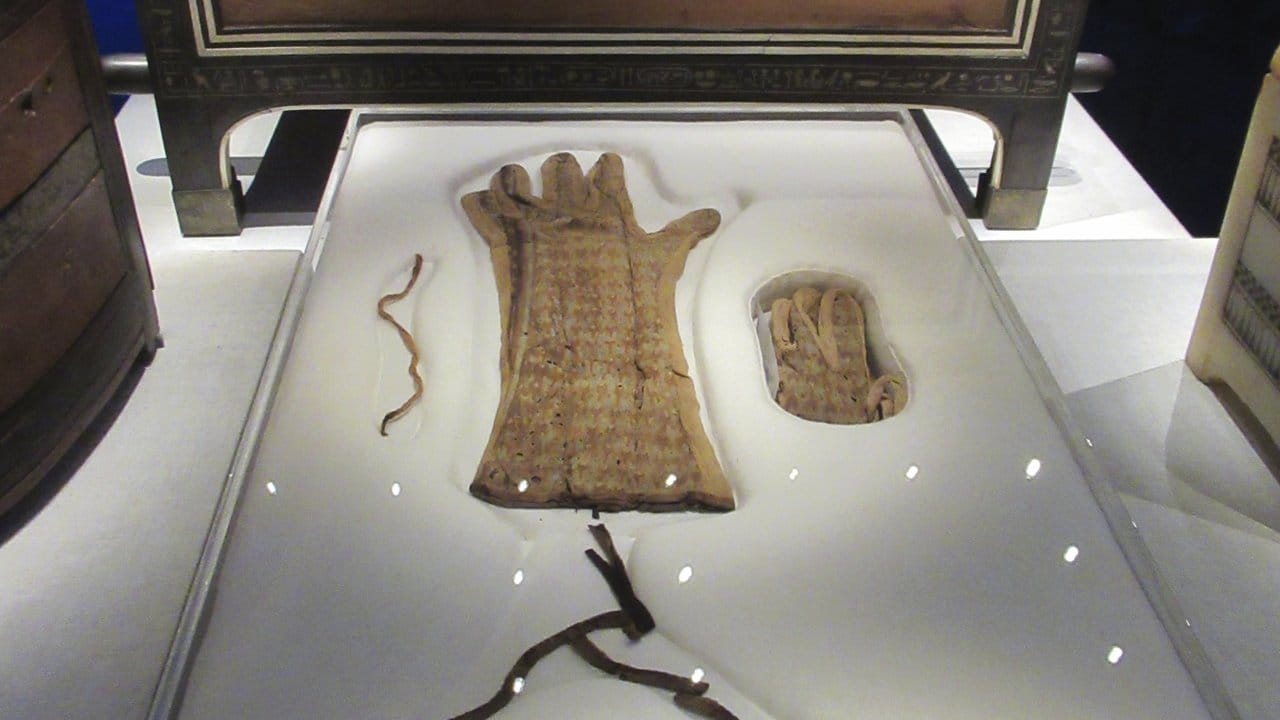 Mit Seidenfaden bestickte Leinenhandschuhe in der Ausstellung "Tutanchamun.
