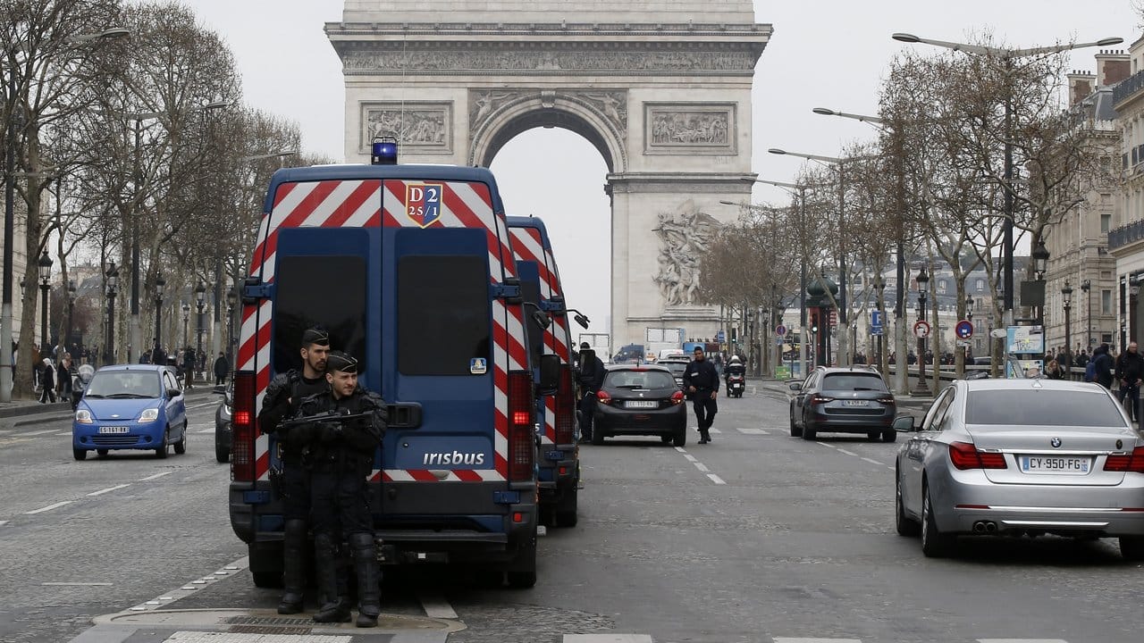 Polizisten sichern die Champs-Elysees-Allee in Paris.