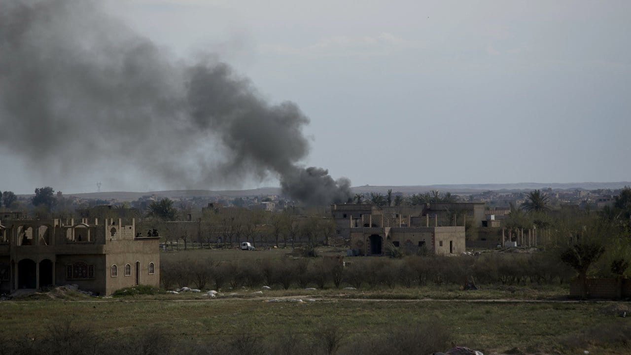 Eine Rauchsäule steigt nach einem Angriff auf eine IS-Stellung bei Baghus auf.