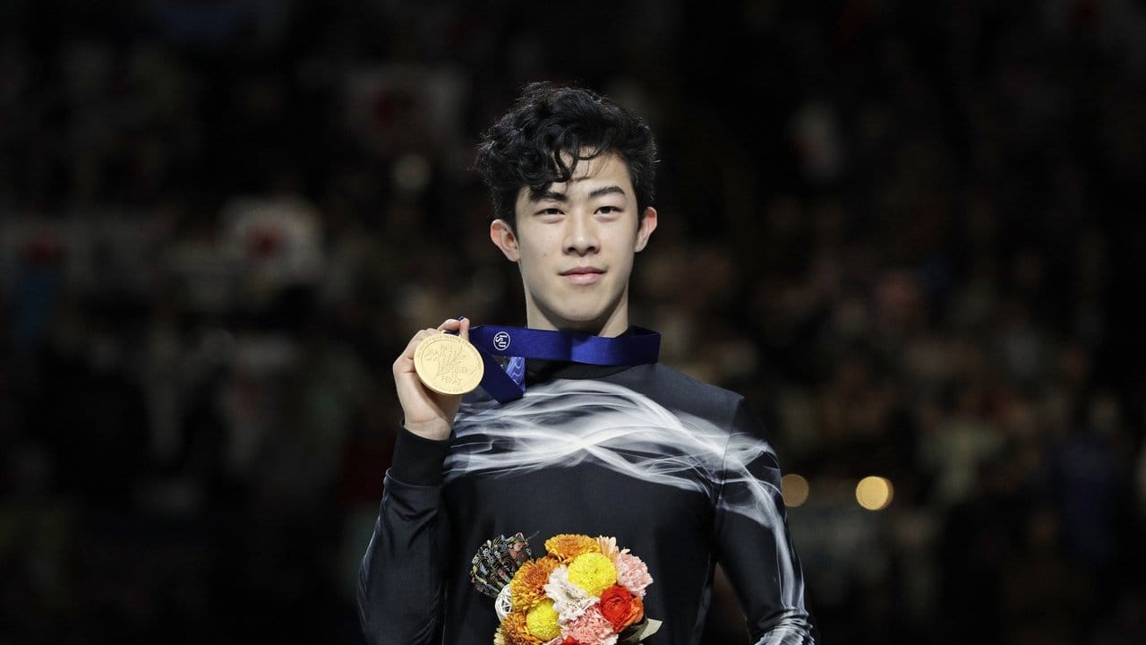 Nathan Chen präsentiert seine Goldmedaille.